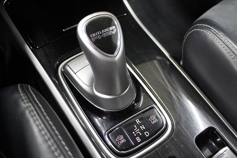 Mitsubishi Outlander 2,0 i Plus 4x4 PHEV Hybrid - fotka 27 z 35