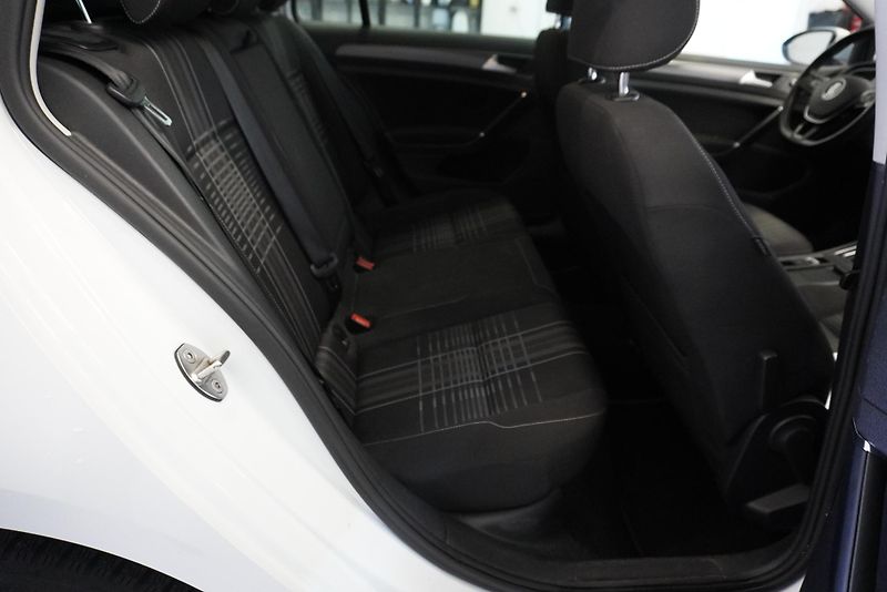 Volkswagen Golf 1.6 TDi - fotka 23 z 29