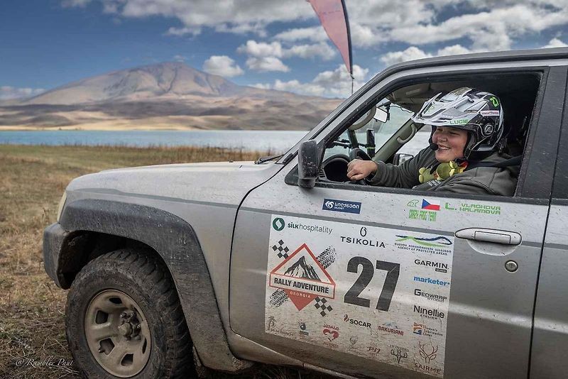 Kladeňačka Lucie Vlachová Halamová s manželem Lukášem absolvovala Rally Adventure Georgie v Gruzii. Skončili druzí!