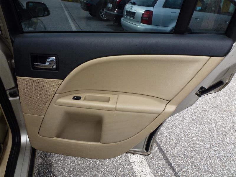Ford Mondeo 2,5 i V6 24V Ghia Automat - fotka 20 z 49