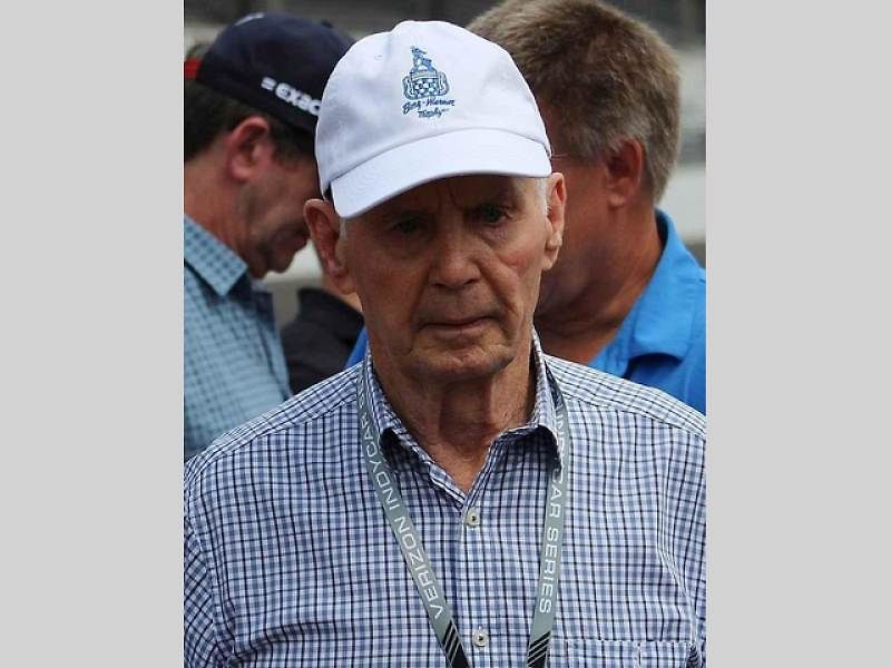 Parnelli Jones za volantem vozu Ford Mustang Boss 302.