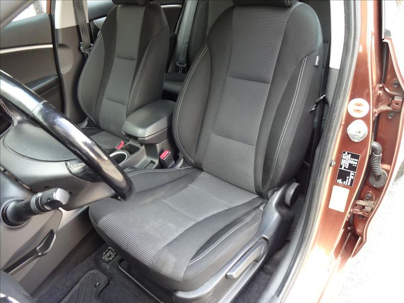 Hyundai i30 1,6i 88kW - fotka 16 z 48