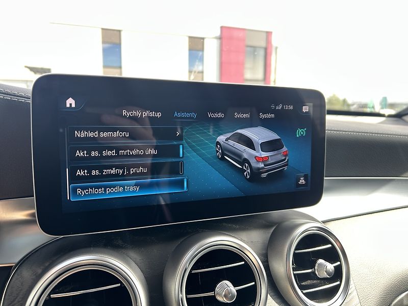Mercedes-Benz GLC 300d 4MATIC AMG AIRMATIC - fotka 19 z 30