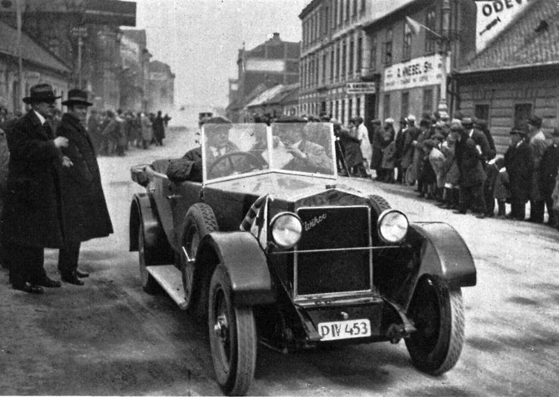 Před 100 lety se v továrně Wikov rozhodli pro zahájení výroby automobilů. Na snímku je renovovaný Wikov 35 Kapka, první československý aerodynamický automobil.