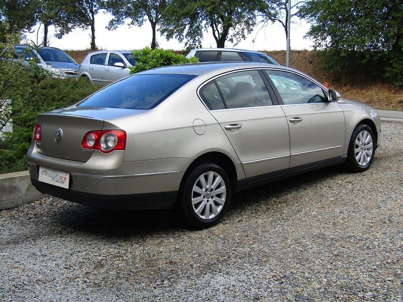 Volkswagen Passat (2008) 2.0 TDI 103kW - fotka 11 z 36
