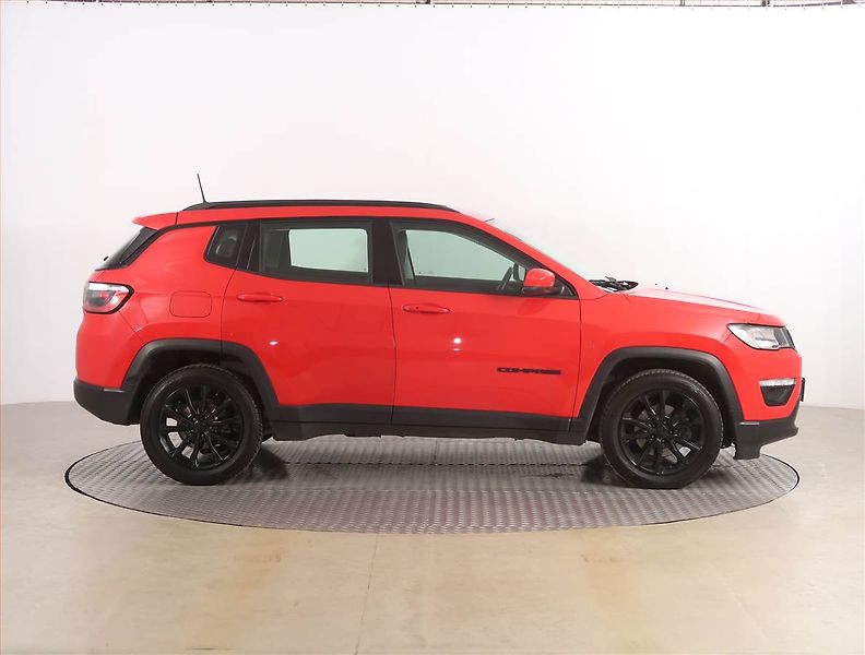 Jeep Compass (2021) 1.3 T-GDI, Automat, Serv.kniha - fotka 6 z 21