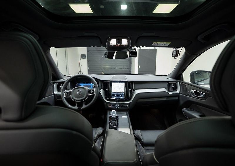 Volvo XC60 (2025) Plug-in hybrid PLUS DARK - fotka 7 z 26
