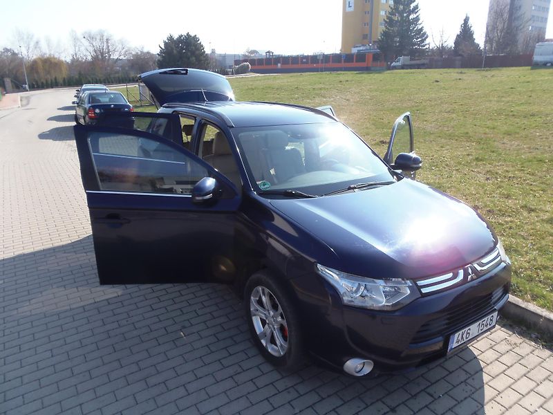 Mitsubishi Outlander (2013) 2.2 Di-D 4x4 AUTOMAT tažné - fotka 15 z 23
