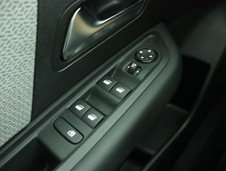 Citroën C4 (2023) 1.2 PureTech, Automat, ČR - fotka 16 z 16