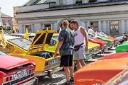 Setkání vozů Škoda 110R a 130RS na náměstí v Uničově