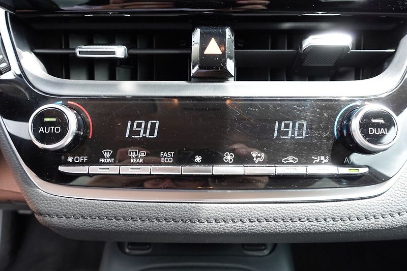 Toyota Corolla 1,5 BA M/T Comfort + Style + T - fotka 23 z 32