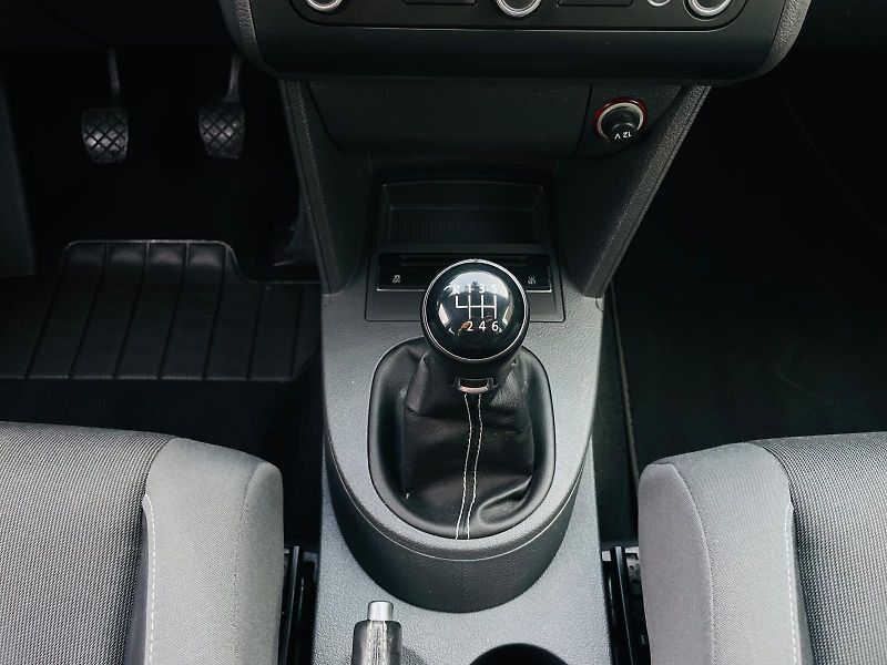 Volkswagen Touran 1.4TSI VÝHŘEV SENZORY SERVISKA - fotka 38 z 45