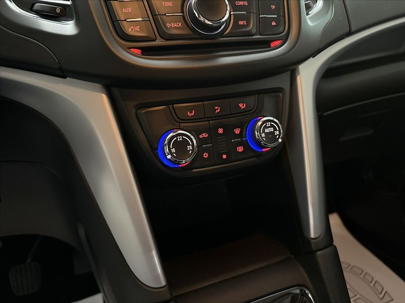Opel Zafira 1,4   TURBO COSMO VÝHŘEV TZ - fotka 18 z 49