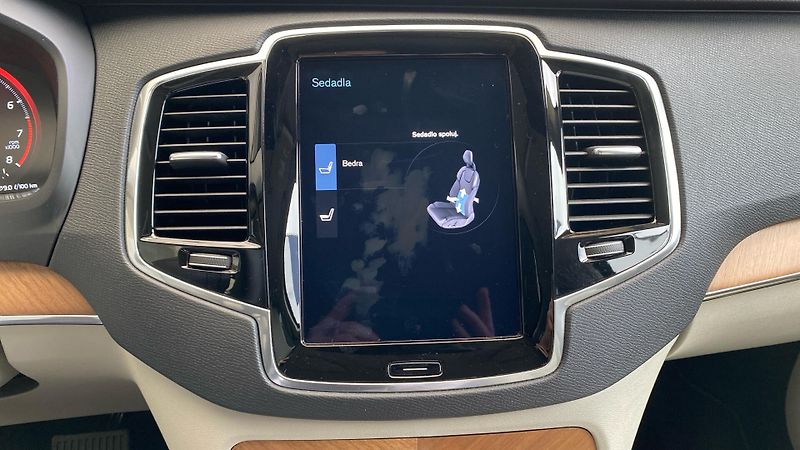 Volvo XC90 MOMENTUM PRO, B5 AWD, 184+10 k - fotka 25 z 30