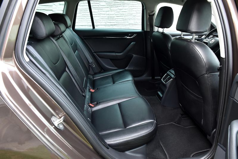 Škoda Octavia 1.4 TSi G-TEC STYLE, NAVI, LED - fotka 39 z 48