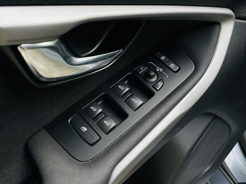 Volvo V40 2.0i MANUÁL KAMERA SERVISKA - fotka 31 z 45