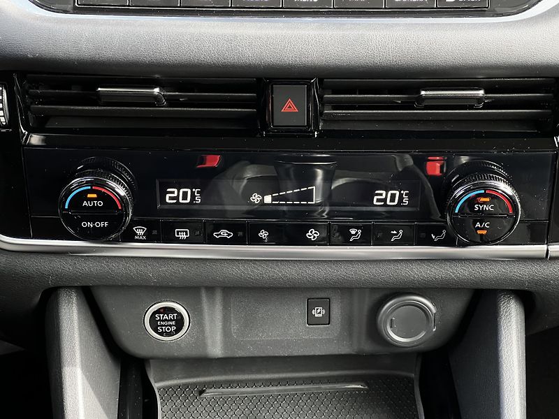 Nissan Qashqai 1.3T 103kW ACC Panorama DPH - fotka 13 z 20