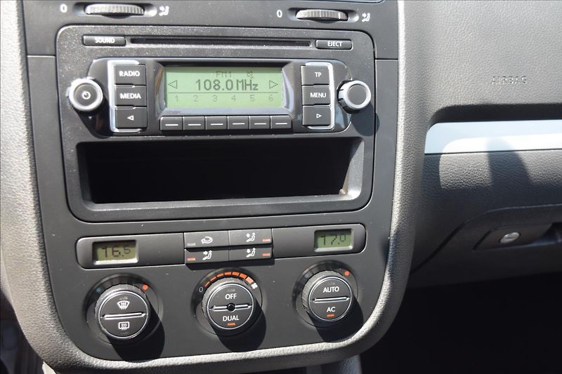 Volkswagen Golf 1,4 i 59KW NOVÁ STK ALU KLIMA - fotka 38 z 46
