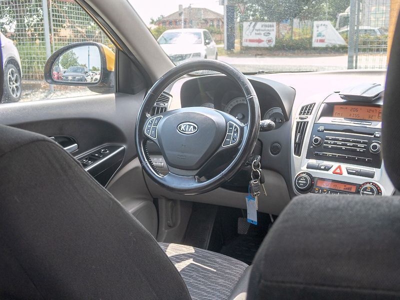 Kia Ceed (2007) ČR 12/07 1.4i 80KW - fotka 12 z 40