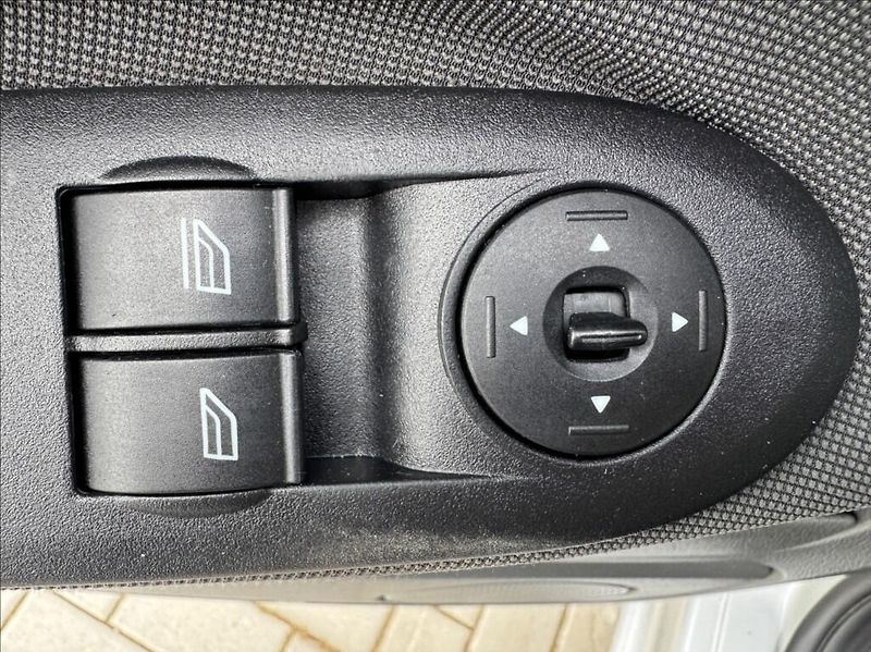 Ford C-MAX 1,6 TDCi 66kW klima - fotka 26 z 45