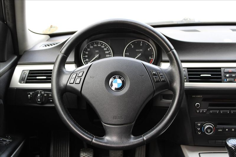 BMW Řada 3 318d Touring / M-Paket / Manuá - fotka 14 z 29