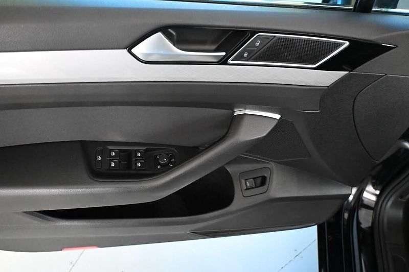 Volkswagen Passat (2023) 2.0 LED DSG ACC Kamera Tažné M - fotka 15 z 32