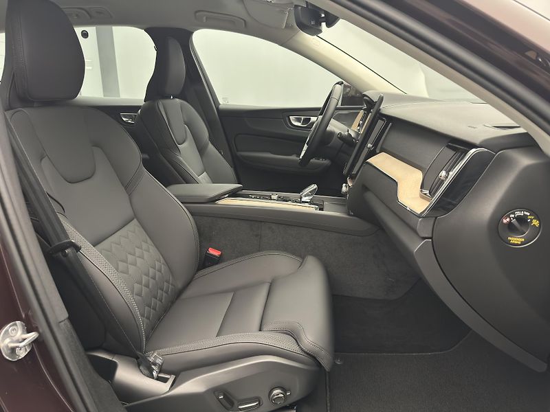 Volvo XC60 B5 AWD BRIGHT PLUS CZ 1.maj - fotka 26 z 51