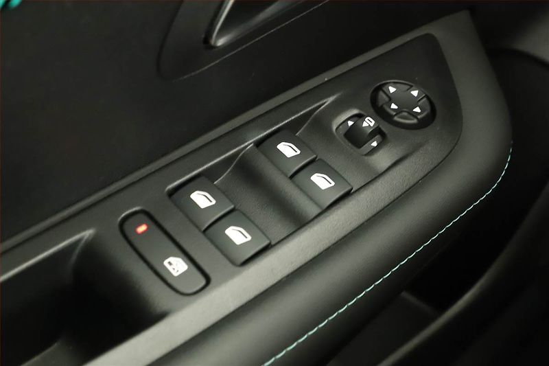 Peugeot 208 (2023) 1.2 PureTech, ČR,1.maj - fotka 11 z 14