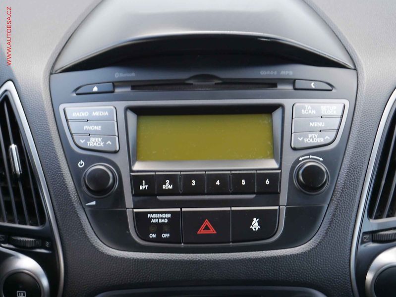 Hyundai ix35 (2014) 1.6i, AC, výhřev sed - fotka 11 z 16