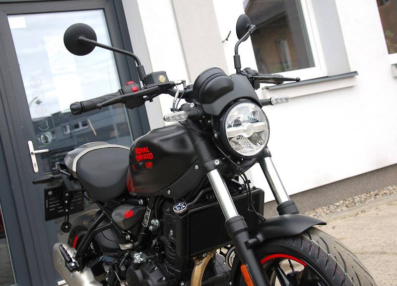 Royal Enfield (2026) Guerrilla 450 Apex Black - fotka 13 z 25