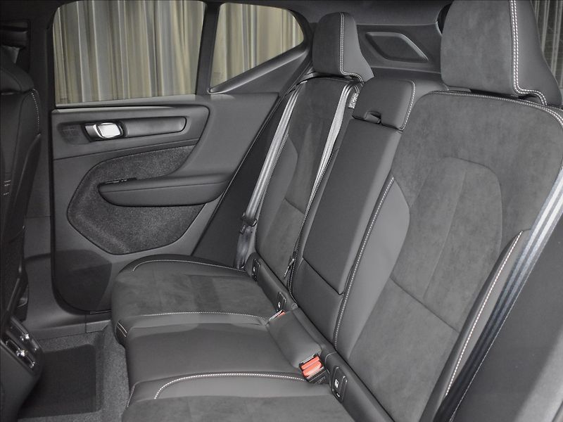 Volvo XC40 (2026) 2,0 B4  Plus Black Edition - fotka 14 z 25