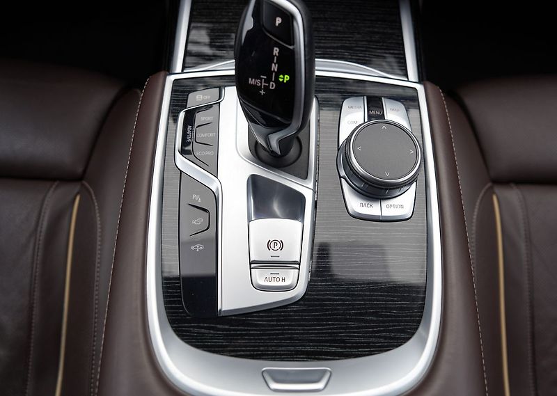 BMW Řada 7 740d xDrive/9AT/Lasery/Mpaket - fotka 37 z 50