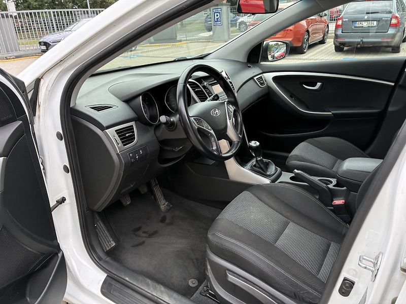Hyundai i30 1,6i 99kW TAŽNÉ - fotka 9 z 25