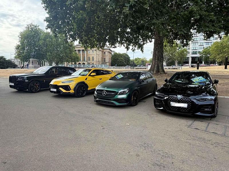 Ferrari Monza SP2 za více než sto milionů zabavila britská policie.