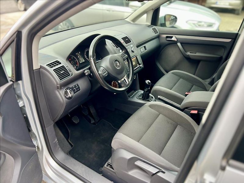 Volkswagen Touran 1,6 TDi  NAVI / kamera / ALU - fotka 11 z 44