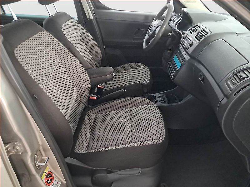 Škoda Roomster (2010) 1.6 TDI, Tažné, Klima - fotka 9 z 14