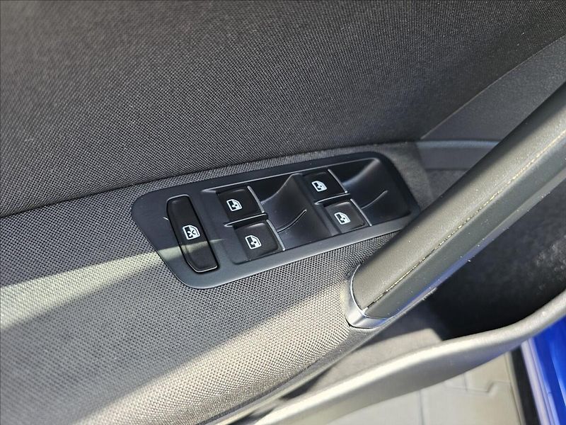Volkswagen Golf 1,4TSi R-Line Webasto NAVI - fotka 14 z 43