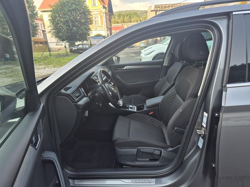 Škoda Superb Combi 2,0TDi DSG 110kw 17ALU - fotka 11 z 44