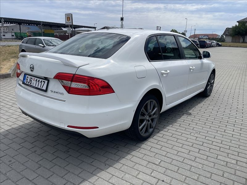 Škoda Superb 2,0 TDi 103kw Elegance Facelif - fotka 32 z 36