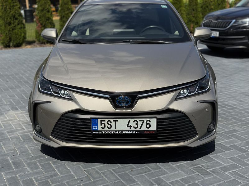 Toyota Corolla (2022) 1.8 90 kW hybrid / sedan - fotka 5 z 22