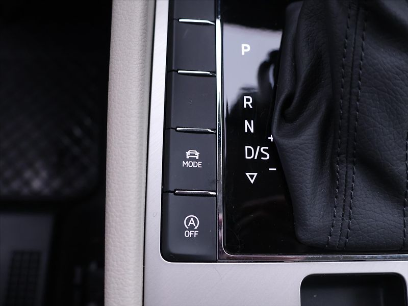 Škoda Superb 2,0 TDI DSG L&K LED  DPH CZ - fotka 22 z 31