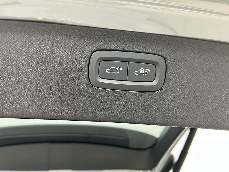 Volvo XC90 2.0 T8 AWD 4x4 ULTRA DARK - fotka 31 z 33