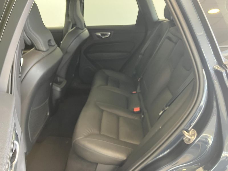 Volvo XC60 B5 AWD Plus Dark-REZERVACE - fotka 14 z 46