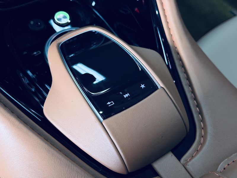 Aston Martin DBS (2019) 5.2.V12*Q*SUPERLEGGERA*CERAM - fotka 38 z 50