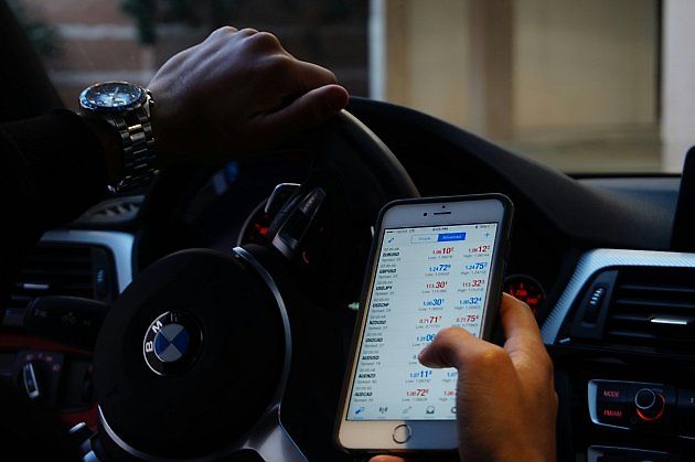 Používat mobil za jízdy je nebezpečné a nevyplácí se., zdroj: Se svolením D'Vaughn Bell/Pexels