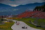 F1 2017 GP Rakouska - Valtteri Bottas (Mercedes) pronásledovaný Sebastianem Vettelem (Ferrari) - několik zatáček po startu