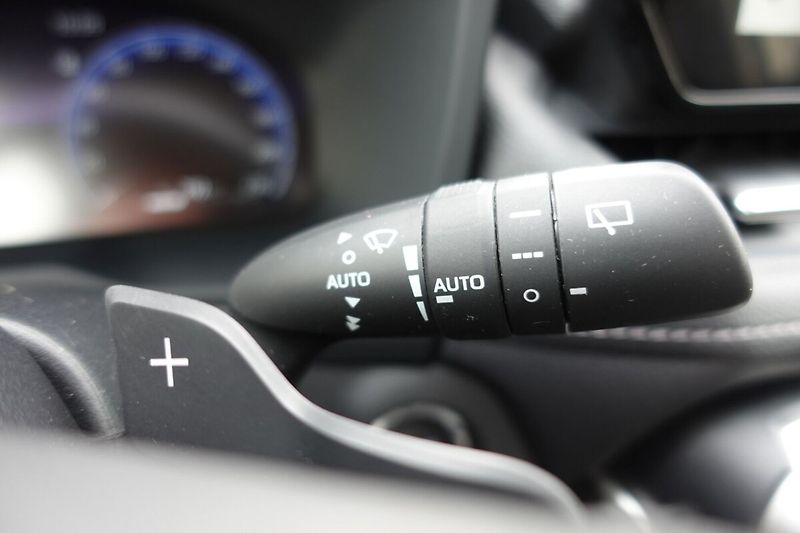 Toyota RAV4 2,5 HEV Executive FWD - fotka 31 z 36