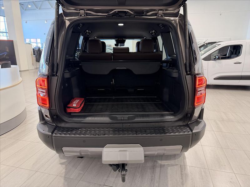 Toyota Land Cruiser 2,8 Executive  (204k) Diesel - fotka 5 z 11