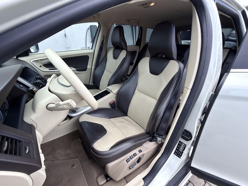 Volvo XC60 D5 AWD // SUMMUM // 151 kW - fotka 11 z 22