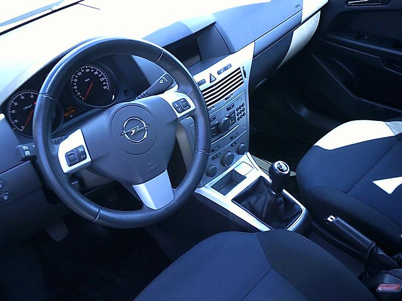 Opel Astra (2011) 1.6i KOUPENO ČR,1.MAJITEL - fotka 9 z 10